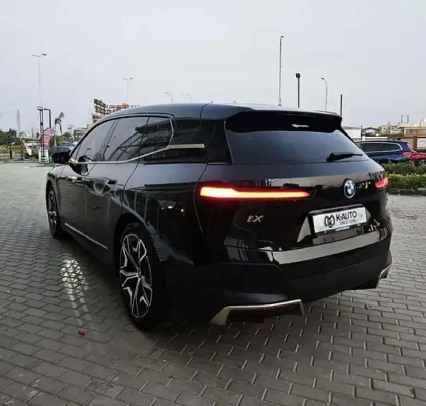 بي ام دبليو IX 2022 اكس درايف 40 أسود أوتوماتيك — مستعملة