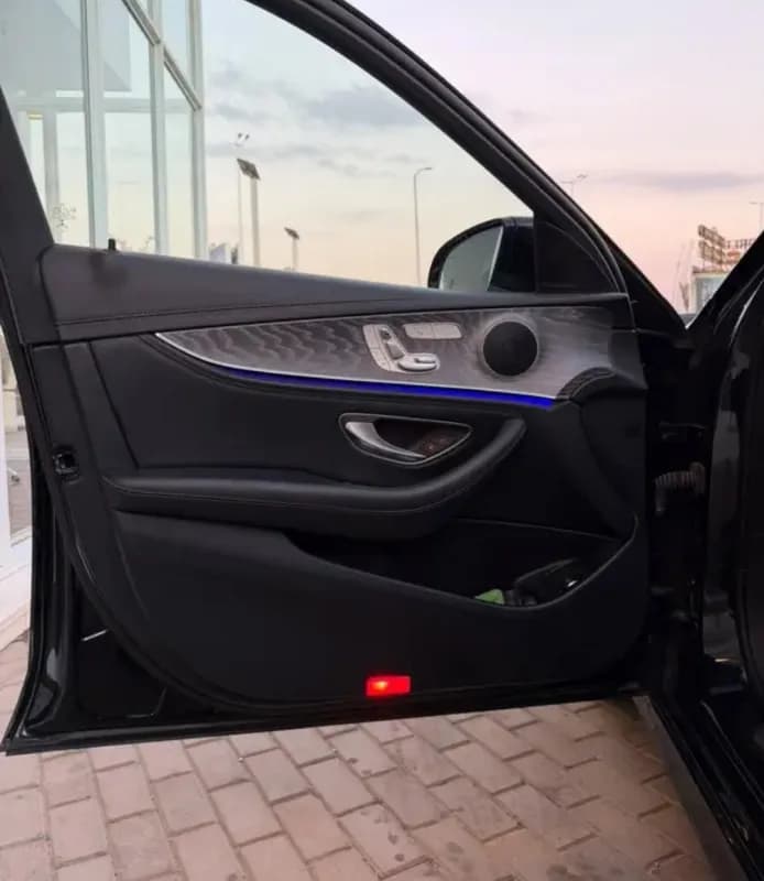 مرسيدس بنز E200 2020 ايه ام جي أسود أوتوماتيك — مستعملة
