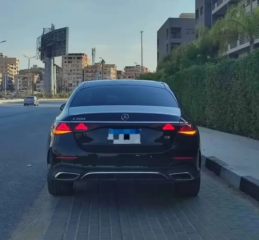 مرسيدس بنز E200 2024 ايه ام جي أسود أوتوماتيك — مستعملة