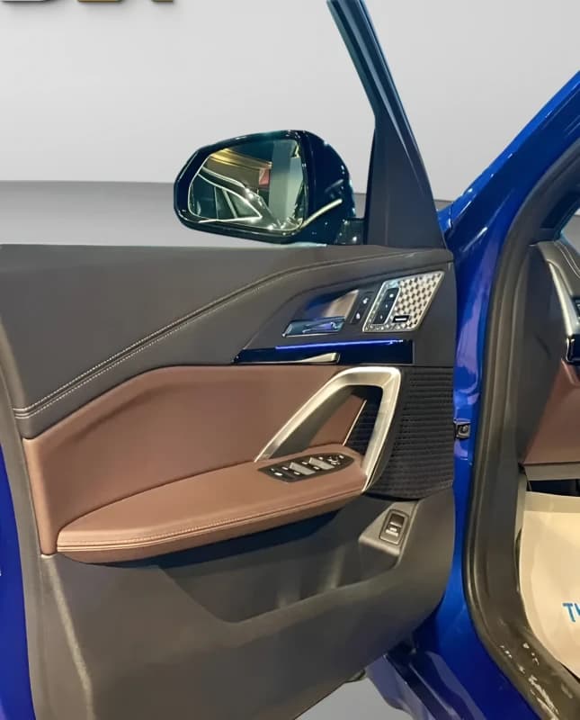 بي ام دبليو X1 2025 ام سبورت أزرق أوتوماتيك — مستعملة