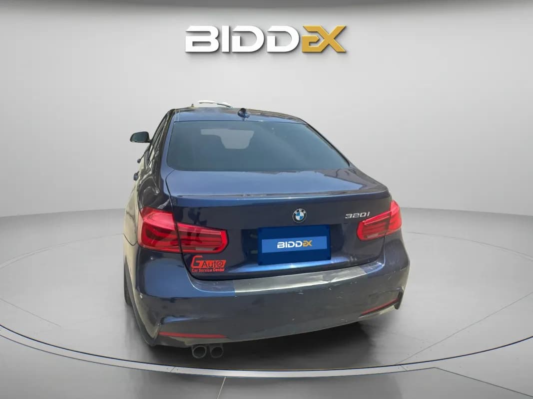 بي ام دبليو 320i 2019 ام سبورت أزرق غامق أوتوماتيك — مستعملة