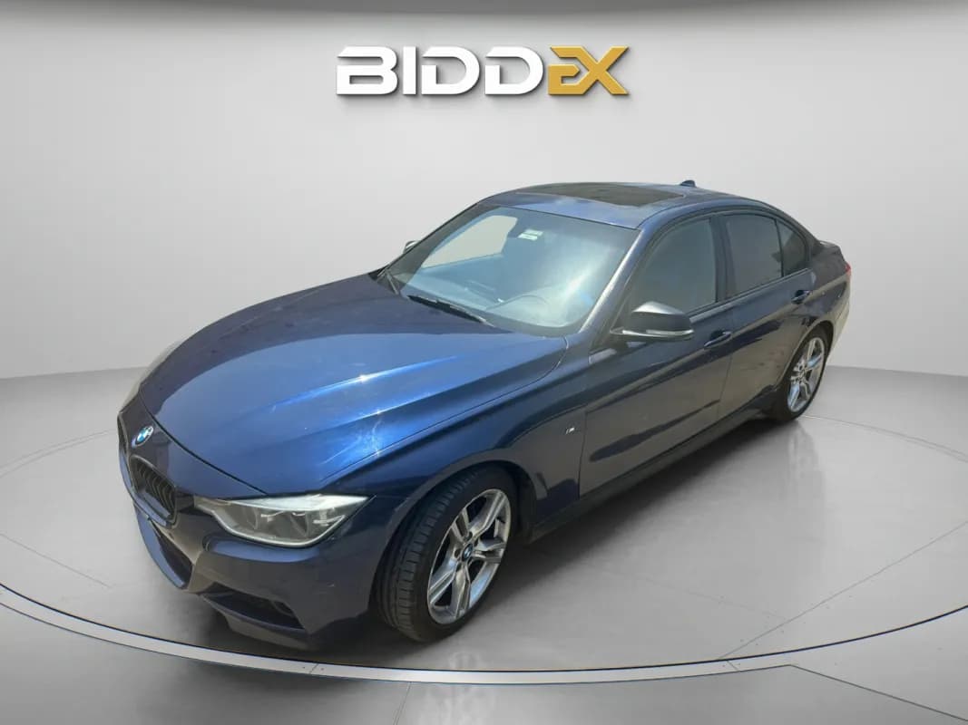 بي ام دبليو 320i 2019 ام سبورت أزرق غامق أوتوماتيك — مستعملة