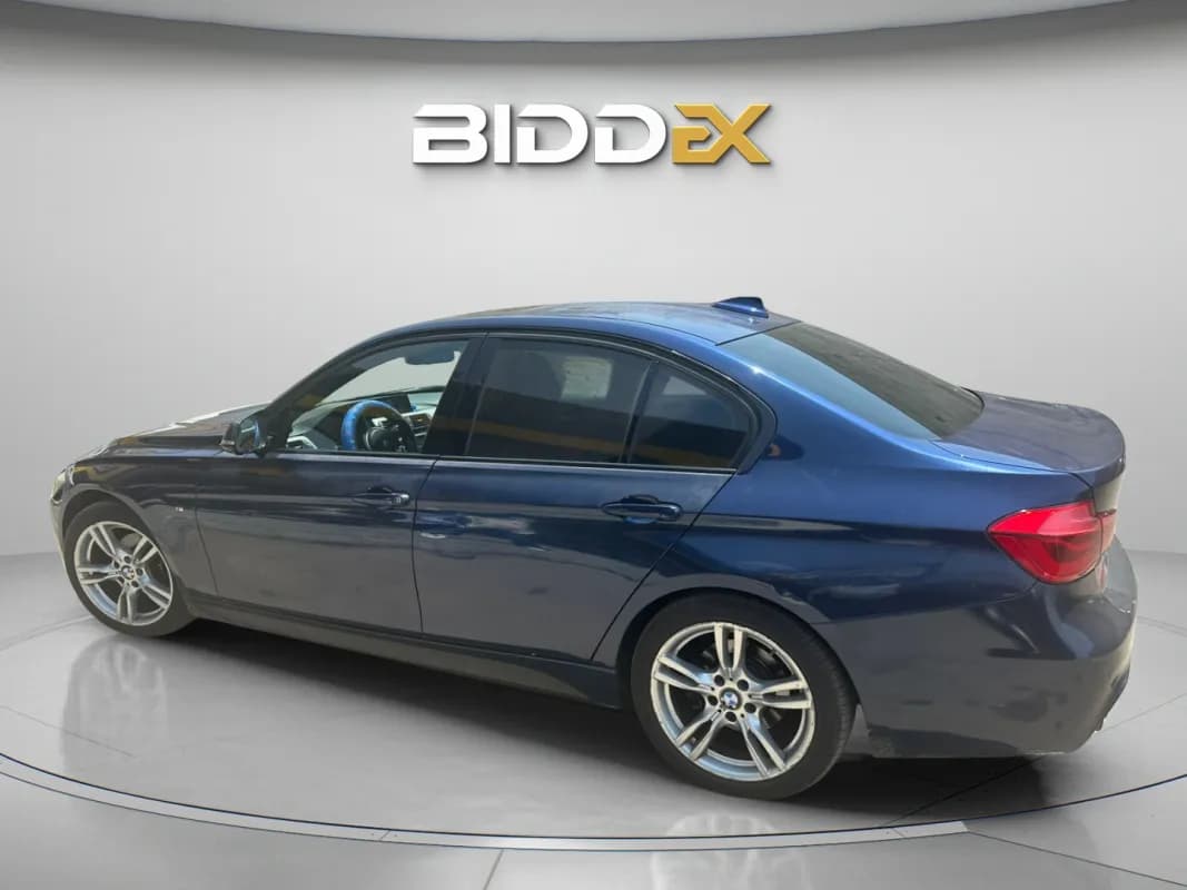 بي ام دبليو 320i 2019 ام سبورت أزرق غامق أوتوماتيك — مستعملة