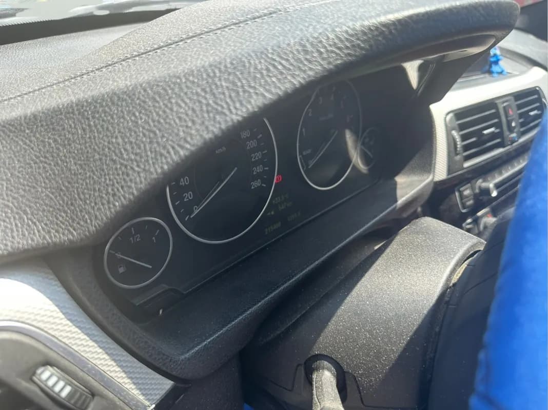 بي ام دبليو 320i 2019 ام سبورت أزرق غامق أوتوماتيك — مستعملة