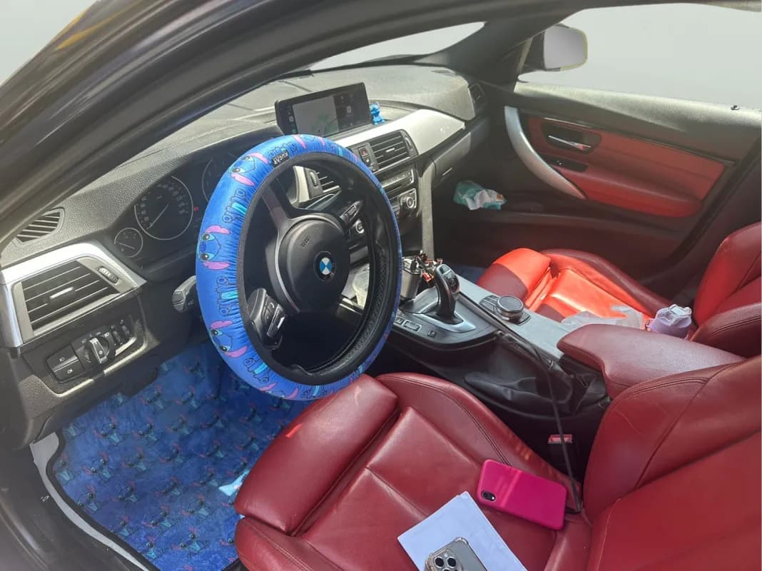 بي ام دبليو 320i 2019 ام سبورت أزرق غامق أوتوماتيك — مستعملة