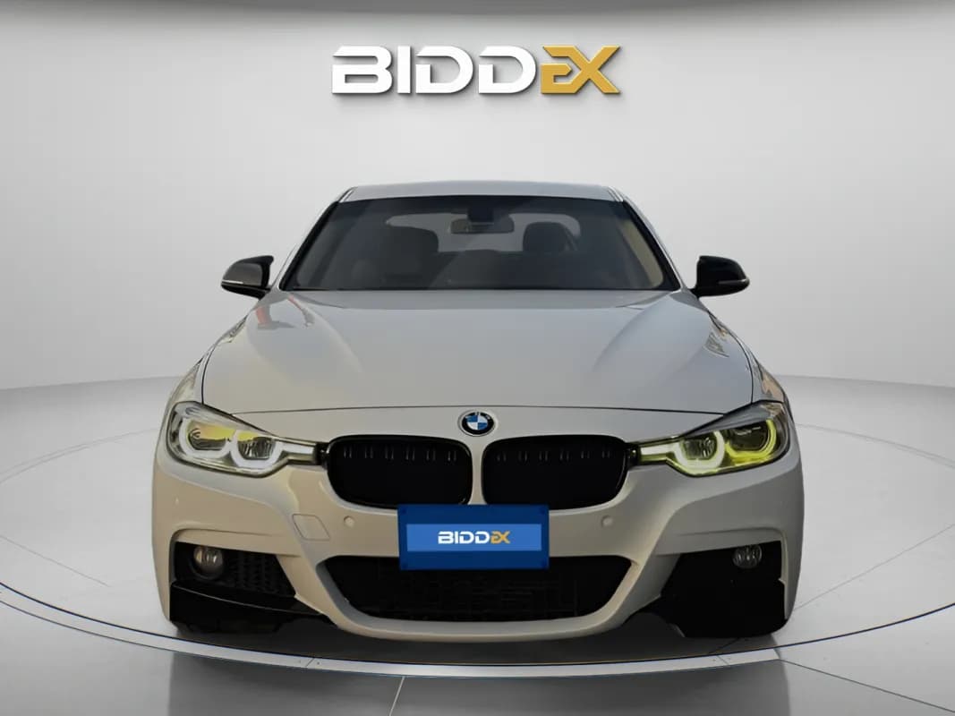 بي ام دبليو 318i 2018 اكسيكلوزيف أبيض أوتوماتيك — مستعملة
