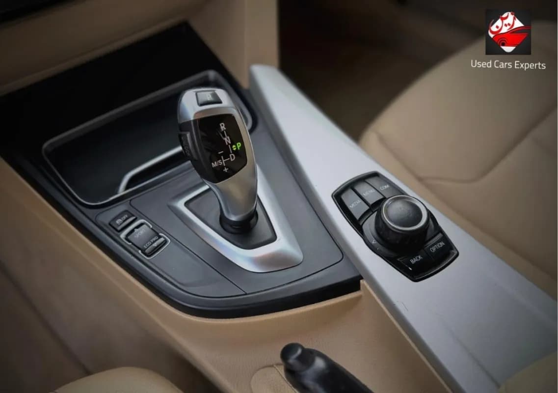 بي ام دبليو 318i 2018 اكسيكلوزيف أبيض أوتوماتيك — مستعملة