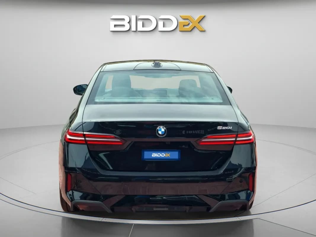 بي ام دبليو 520i 2025 لاكشري أسود أوتوماتيك — جديدة