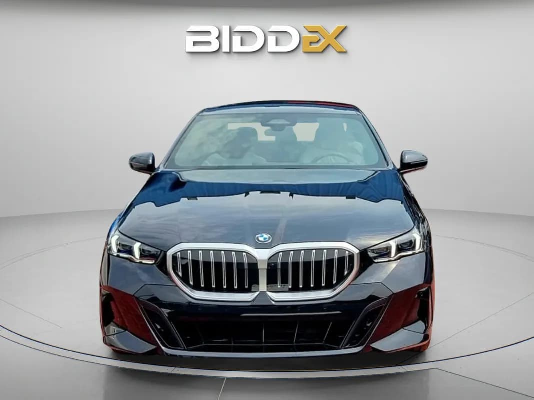 بي ام دبليو 520i 2025 لاكشري أسود أوتوماتيك — جديدة