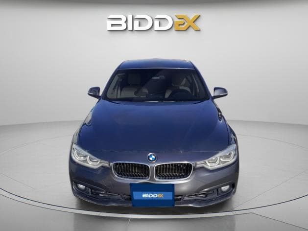 بي ام دبليو 318i 2018 اكسيكلوزيف رمادي أوتوماتيك — مستعملة - 1