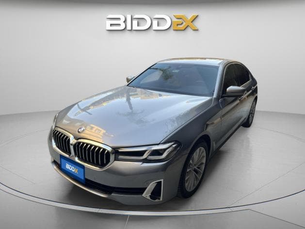 BMW 520i 2023 Luxury Gray Automatic — Used - 1