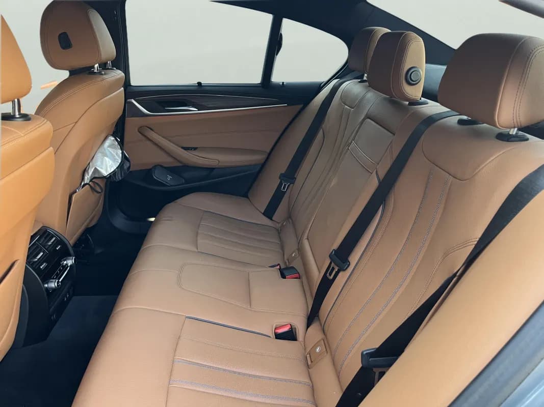 بي ام دبليو 520i 2023