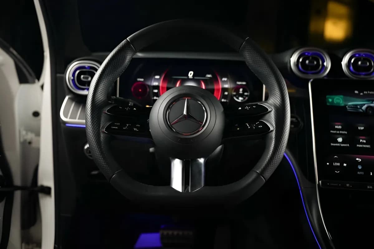 مرسيدس بنز GLC 300 2025 كوبيه أبيض أوتوماتيك — جديدة