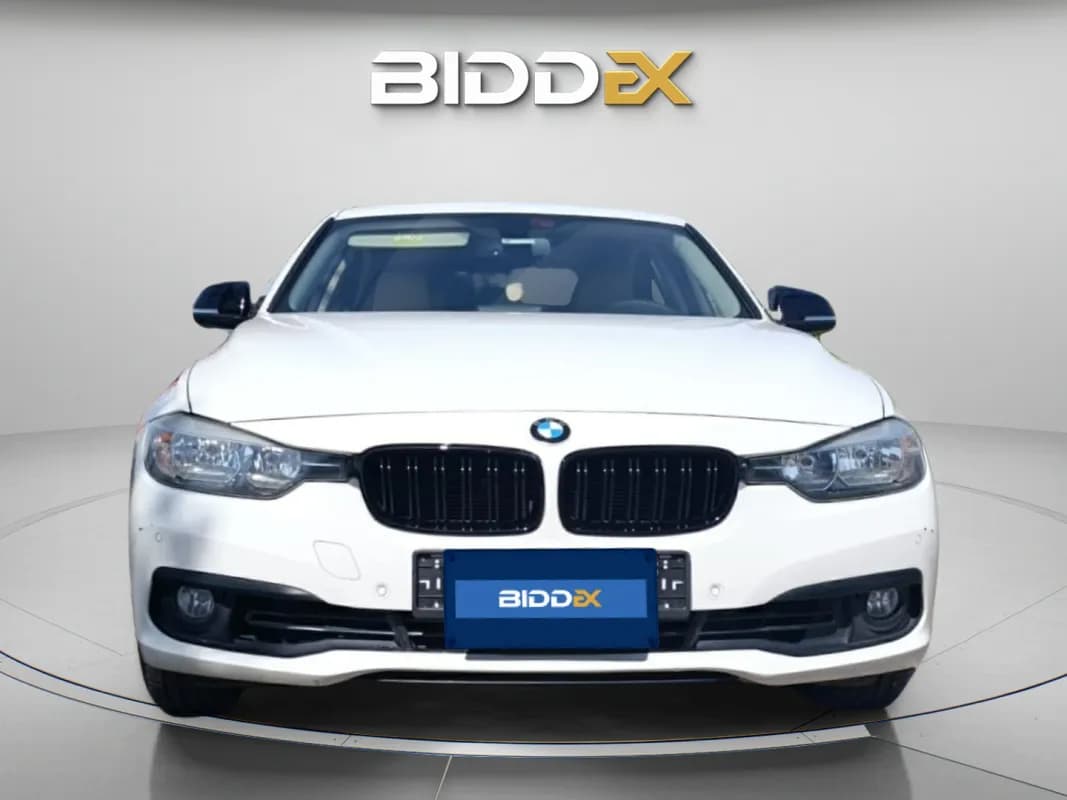 بي ام دبليو 318i 2016