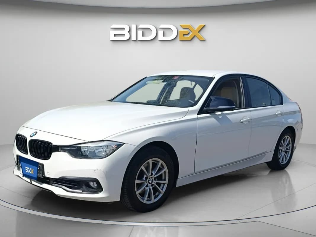 بي ام دبليو 318i 2016