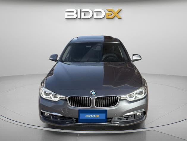 بي ام دبليو 320i 2018 لاكشري رمادي أوتوماتيك — مستعملة - 1
