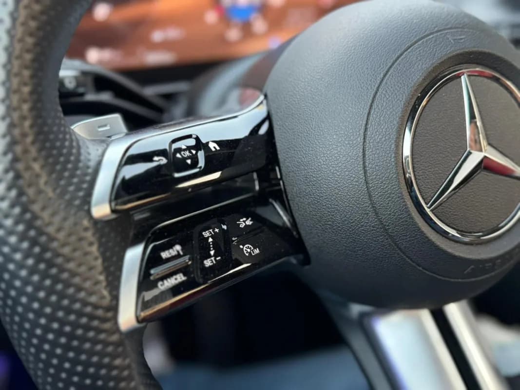 مرسيدس بنز GLC 300 2023 ايه ام جي أزرق أوتوماتيك — مستعملة