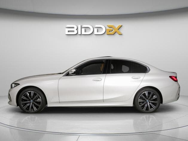 BMW 320i 2024 Luxury Line White Automatic — Used - 1
